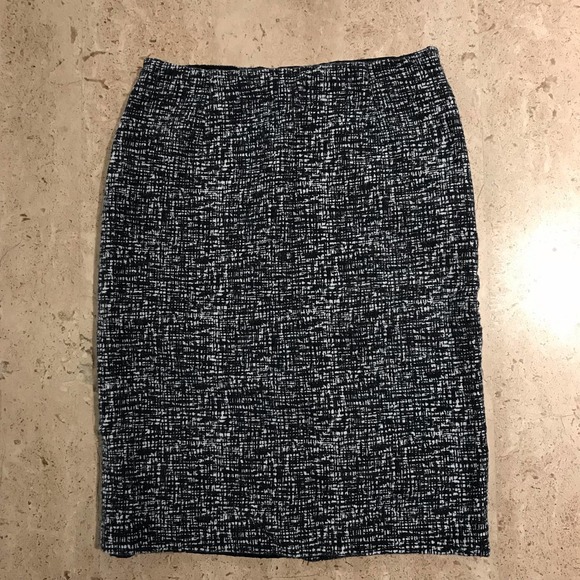 Banana Republic Dresses & Skirts - Banana Republic Black and White Tweed pencil skirt size 0